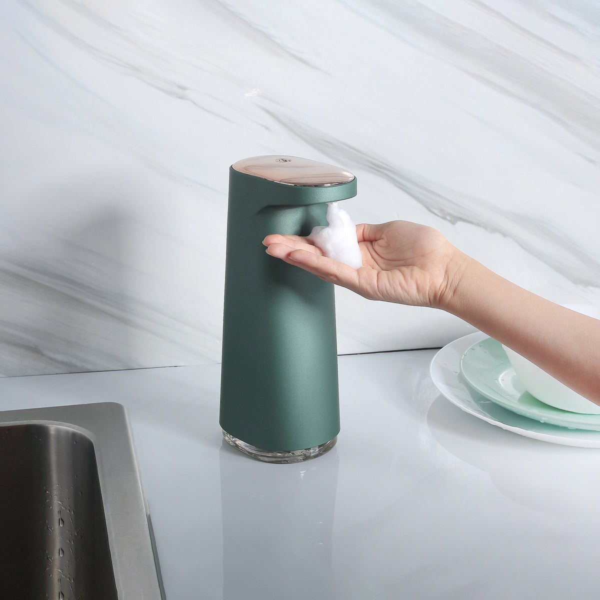 Rechargeable touchless soap dispenser with fast sensor