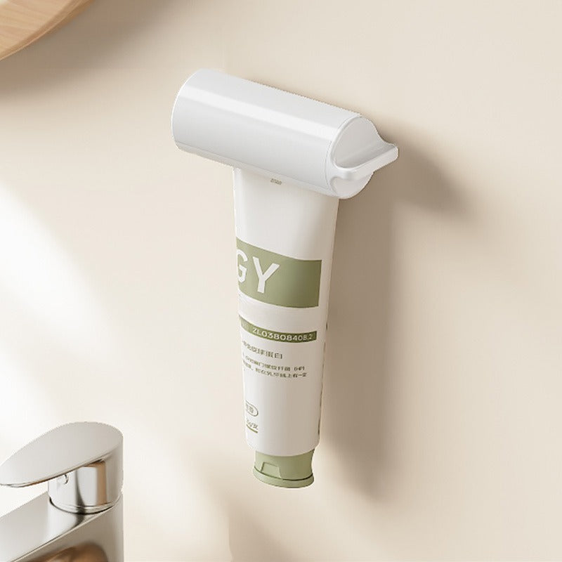 Breathable toothbrush holder with dustproof lid